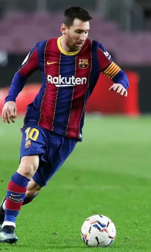 Lionel Messi’s Outfit in Nike T-Shirt, Adidas Sneakers & FC Barcelona (2021)