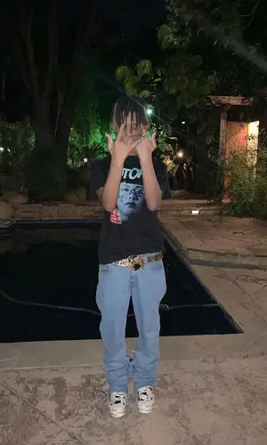 Kashdami’s Outfit in Levi’s Jeans, Converse Sneakers & B.B. Simon Belt (2021)