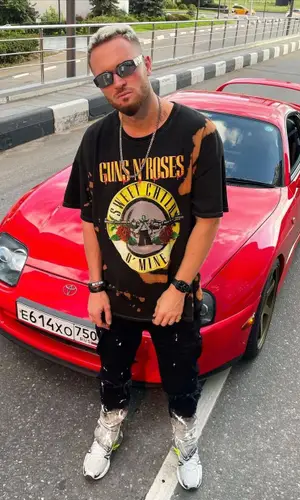 Goody wearing Vintage t-shirt