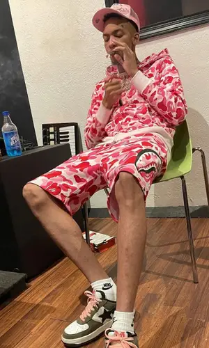 Stunna 4 Vegas wearing Nike sock