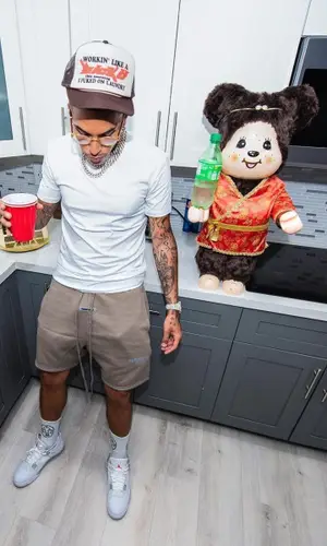 Sfera Ebbasta’s Outfit in Hanes T-Shirt, Cartier Eyewear & Sicko Cap (2021)