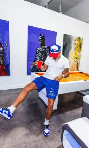 Sfera Ebbasta’s Outfit in Hanes T-Shirt, Supreme Sneakers & Nike (2021)