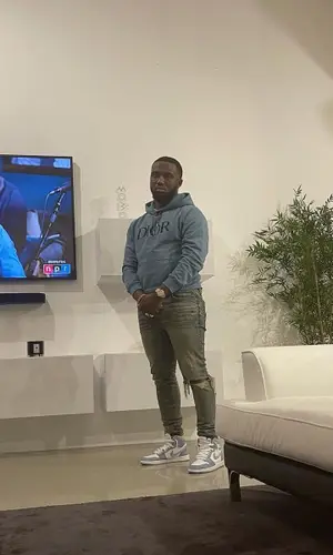 Headie One’s Outfit in Dior Sweatshirt, Amiri Jeans & Nike Sneakers (2021)