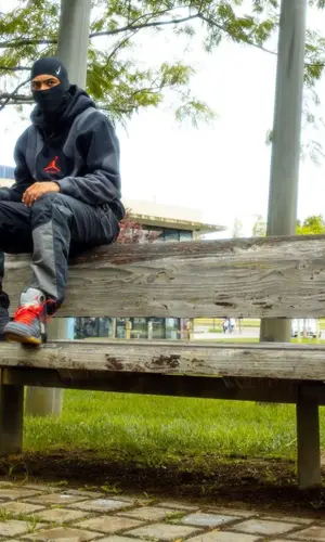 Myke Towers’ Outfit in Jordan Hoodie, Off-White & Nike (2021)
