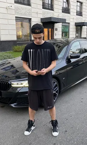 Rocket’s Outfit in Vlone T-Shirt, Champion Shorts & Vetements Cap (2021)