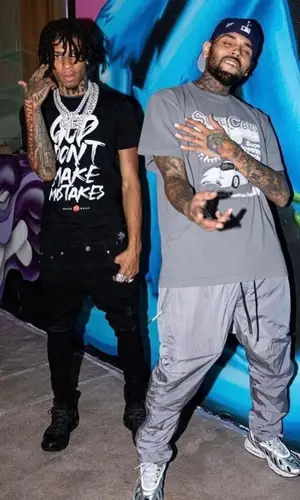 Chris Brown’s Outfit in Catchy Design Studio T-Shirt, Nike Pants & New Era Hat (2021)
