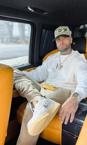 Nicky Jam’s Outfit in Kith T-Shirt, Nike Sneakers & Off-White (2021)