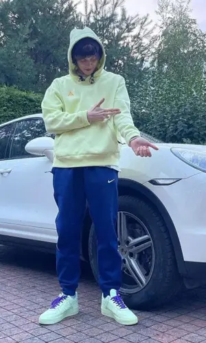 OG Buda’s Outfit in Drake Merch Pants & Nike Sneakers (2021)