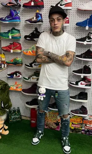 Lil Skies wearing New Era cap