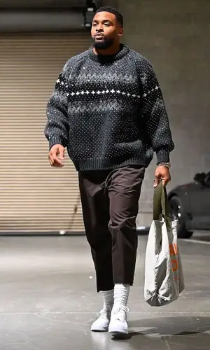 Jamal Adams’ Outfit in Celine Sweater, Supreme Sneakers & Gallery Dept. Bag (2021)