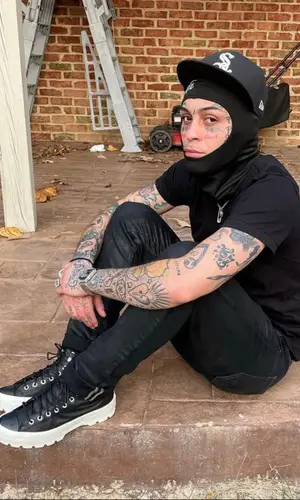 Lil Skies wearing New Era cap