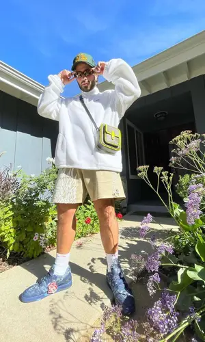 Feid’s Outfit in Sanjuan Cap, Supreme Socks & Hanes (2021)