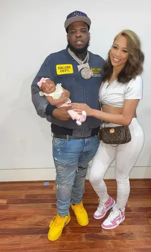 Maxo Kream’s Outfit in Gallery Dept. Jacket, Louis Vuitton Belt & New Era Cap (2021)