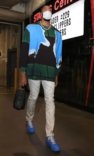 Anthony Davis wearing Louis Vuitton bag