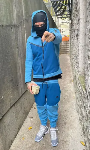 Sosmula’s Outfit in Nike Hoodie & Jordan Sneakers (2021)