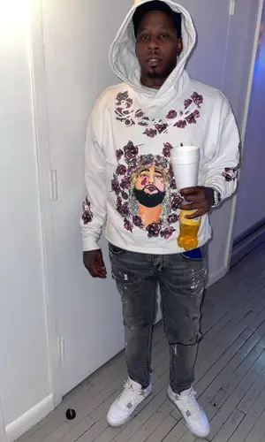Lil Duke’s Outfit in Vlone Hoodie, Amiri Jeans & Elliot Eliantte (2021)