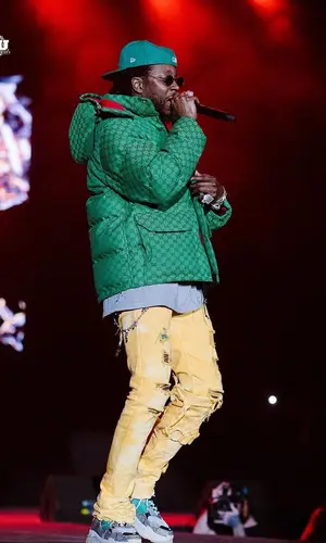 2 Chainz wearing New Era cap