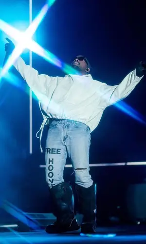 Kanye West wearing Icon glov