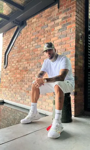 Nicky Jam’s Outfit in Hanes T-Shirt, Gallery Dept. Shorts & Balenciaga Socks (2021)