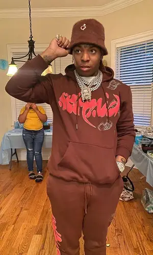 Lil Gotit wearing Whensmokeclears hat