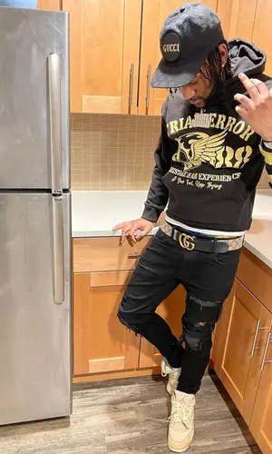 Ron Suno’s Outfit in Amiri Jeans, Jordan Sneakers & Gucci Cap (2022)