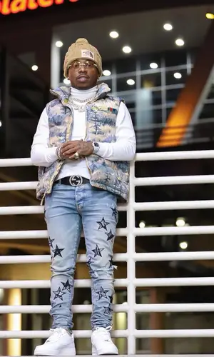 Jacquees wearing Gucci belt
