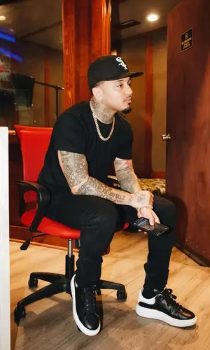 Kirko Bangz wearing New Era cap