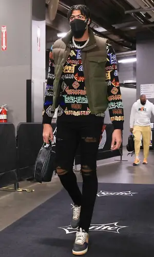 Anthony Davis wearing Filson jacket