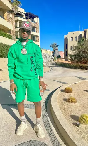 Toosii wearing Gucci sock