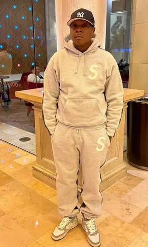 Jadakiss wearing New Era cap