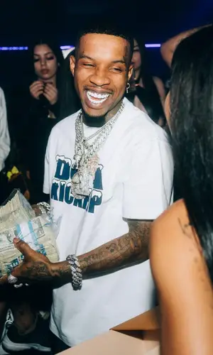 Tory Lanez’s Outfit in Louis Vuitton T-Shirt, J Brand Jeans & Jordan Sneakers (2022)