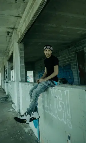 Iayze wearing Jordan sneakers