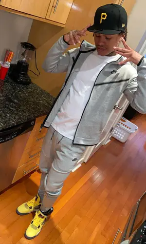 30 Deep Grimeyy wearing Jordan sneakers