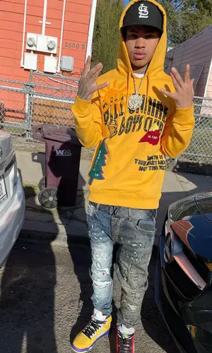 30 Deep Grimeyy wearing Jordan sneakers