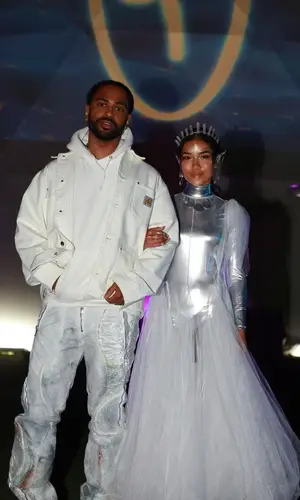Big Sean’s Outfit in Carhartt Jacket, Mokoo Pants & Crocs Sandals (2022)