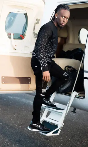 Kai Cenat wearing Louis Vuitton bag