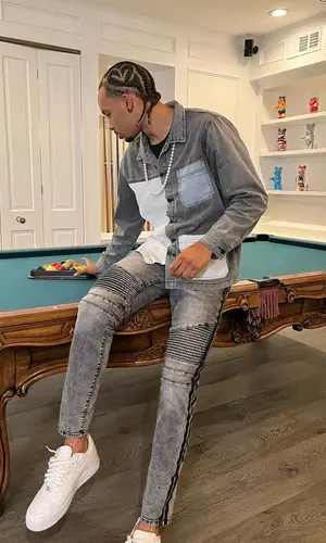 Amari Bailey wearing FashionNova jeans