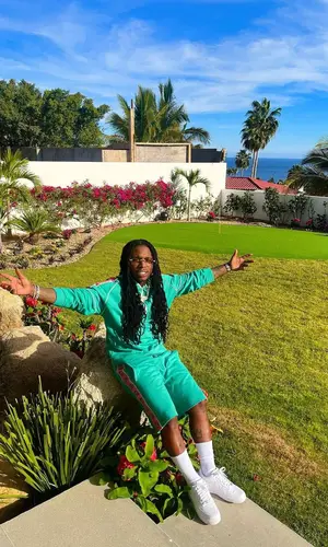 Jacquees wearing Gucci sweatshirt
