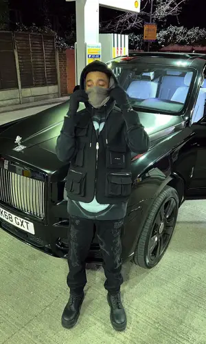 Bushi wearing Arc'teryx glov