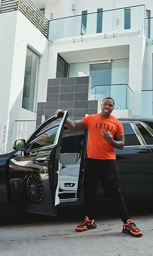 BandMan Kevo’s Outfit in Amiri T-Shirt & Prada Sneakers (2022)