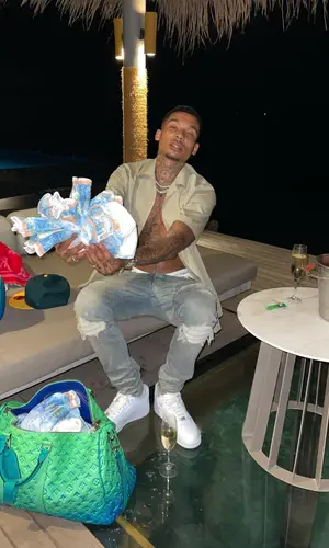 Fredo’s Outfit in Off-White Shirt, Amiri Jeans & Nike Sneakers (2022)