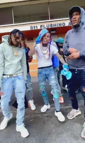 6ix9ine’s Outfit in Polo Ralph Lauren T-Shirt, Amiri Jeans & Crocs Sandals (2022)