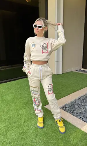 Sarah Snyder’s Outfit in Amiri Sweatshirt, Jordan Sneakers & Celine Eyewear (2022)