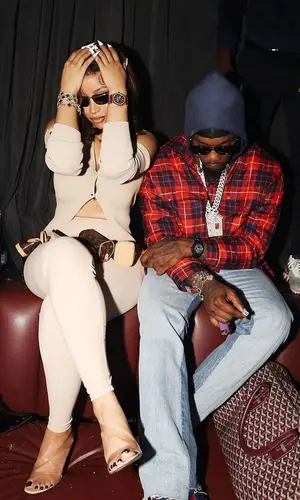 Offset wearing Goyard bag