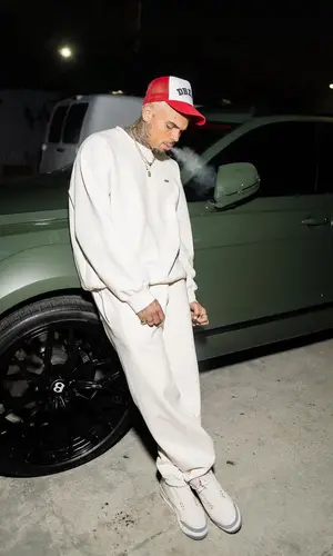 Chris Brown’s Outfit in Supreme Sweatshirt & Jordan Sneakers (2022)