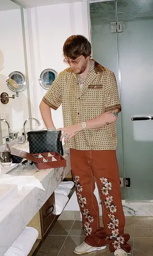 Murda Beatz’s Outfit in Amiri Shirt, Jordan Sneakers & Off-White (2022)