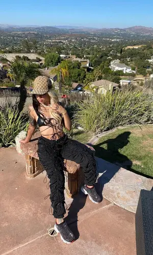 Keyu wearing 99percentis pants