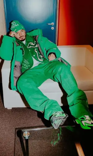 J Balvin’s Outfit in Supreme Hat, New Era & New York Yankees (2022)