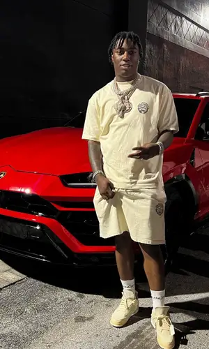 Fredo Bang’s Outfit in Balenciaga T-Shirt, Jordan Sneakers & Off-White (2022)