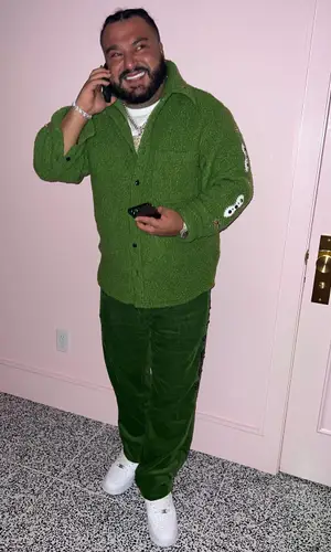 Cash’s Outfit in Cout De La Liberte Shirt & Nike Sneakers (2022)